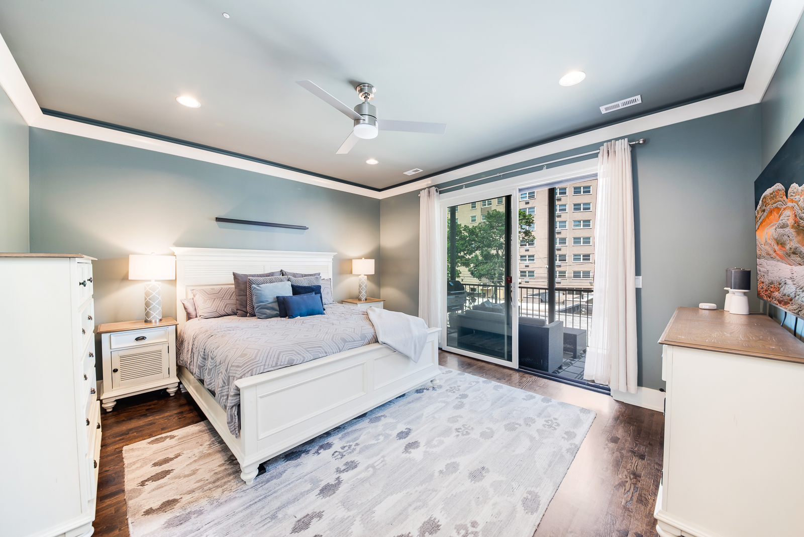 4029 South Ellis Avenue, Unit 3N Chicago, IL 60653 - Photo 10 of 19 a bedroom with a large bed and a large window