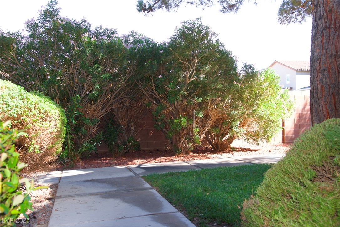 8555 West Russell Road, Unit 1078 Las Vegas, NV 89113 - Photo 10 of 34 View of front yard