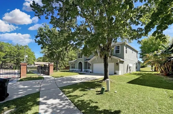 a view of a house with a yard