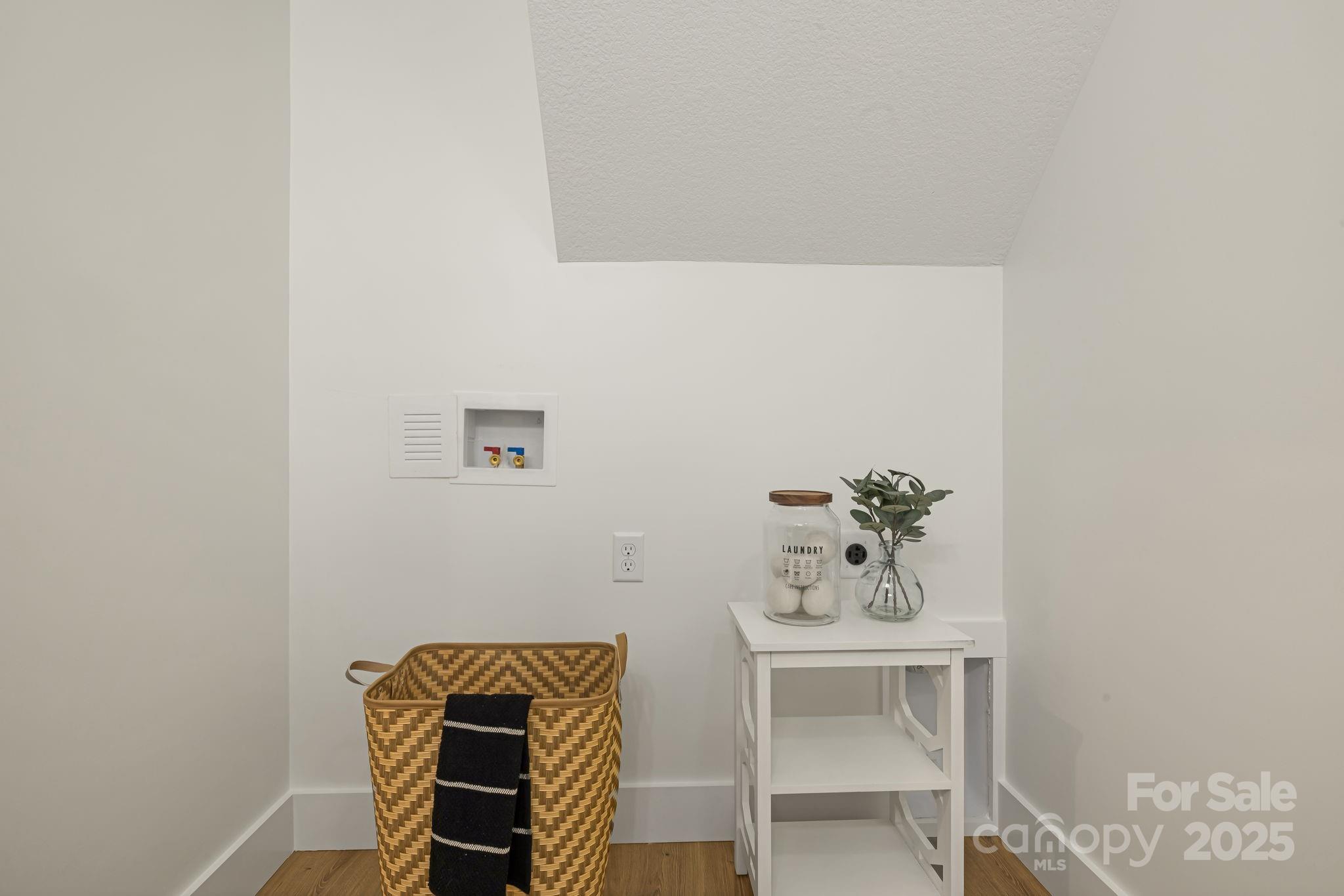 386 Holtzclaw Street Canton, NC 28716 - Photo 25 of 43 a view of table and chair