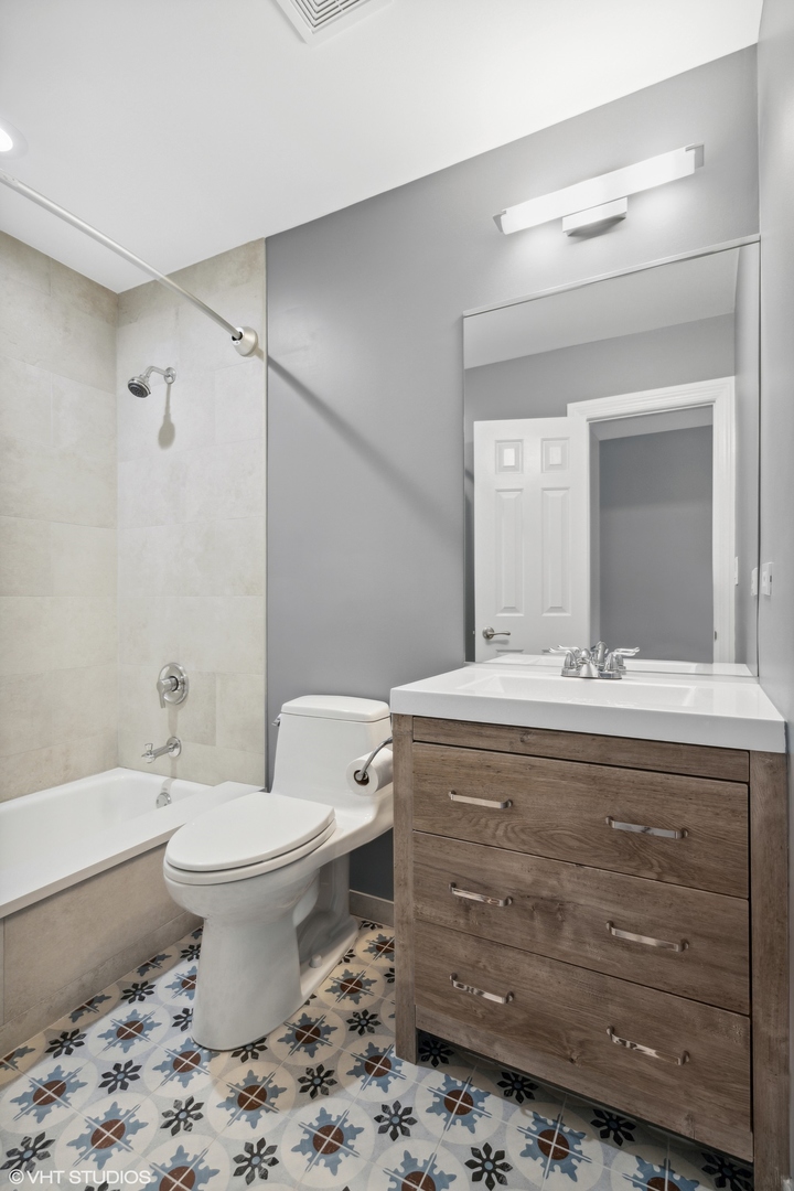 3316 North Racine Avenue Chicago, IL 60657 - Photo 14 of 20 Gallery Image 14
