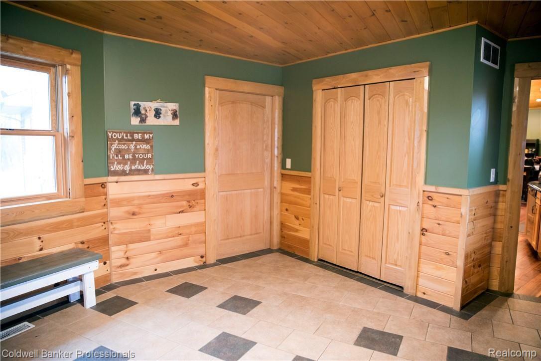 1968 East Beard Road Perry, MI 48872 - Photo 19 of 37 Huge mudroom.