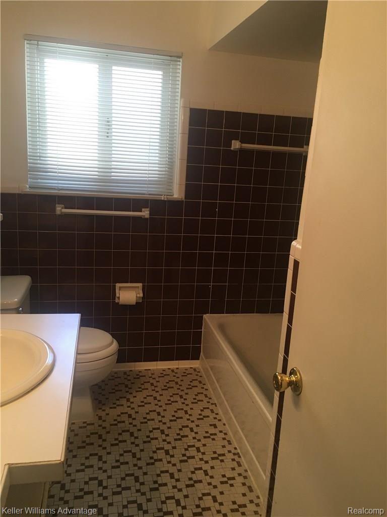 19320 Rensellor Street Livonia, MI 48152 - Photo 16 of 34 IMG_2866.JPG