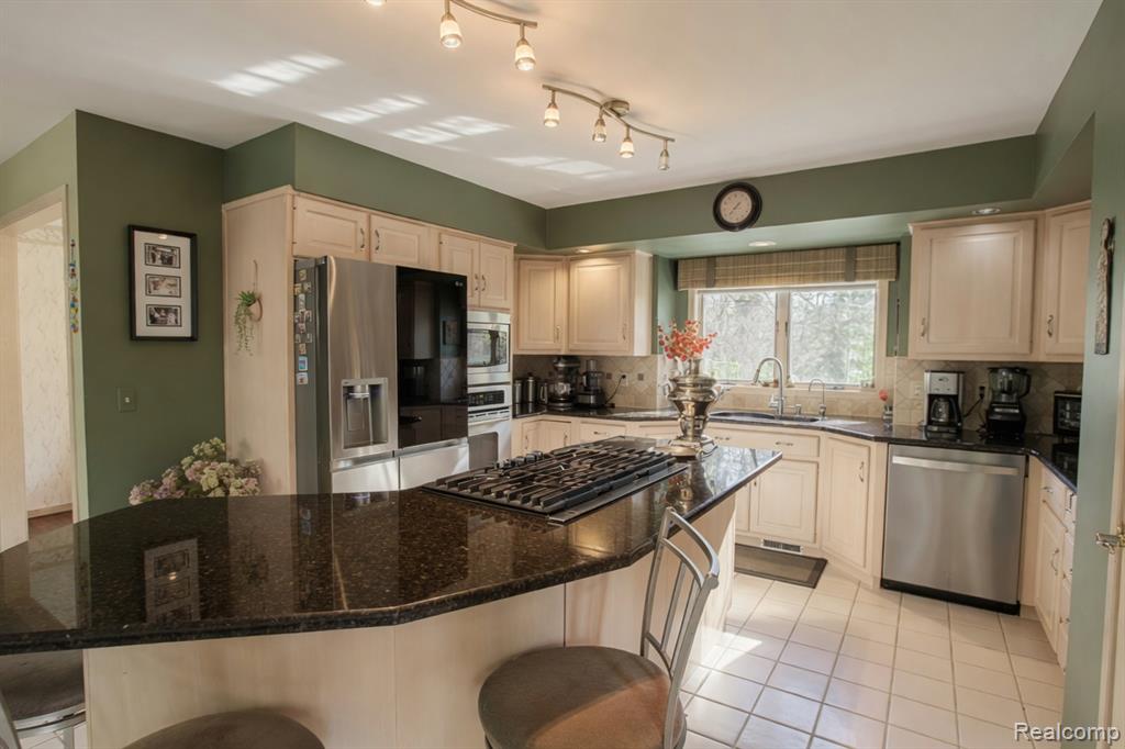 1305 Kings Pointe Road Grand Blanc, MI 48439 - Photo 32 of 71 Gallery Image 32