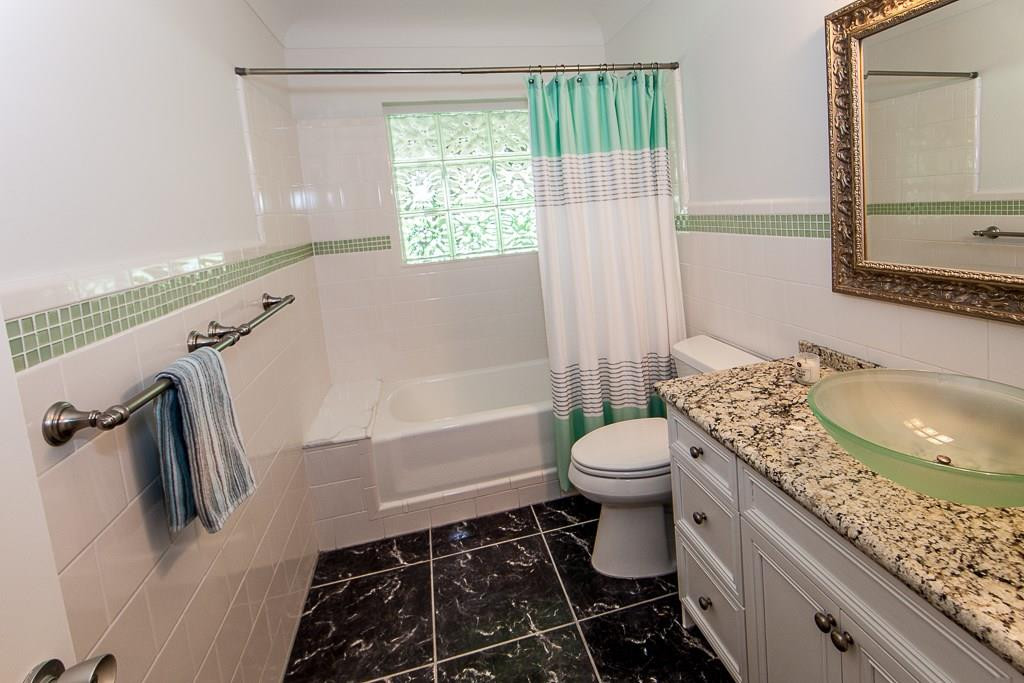 2218 Northeast 31st Street Lighthouse Point, FL 33064 - Photo 18 of 37 Full main bathroom