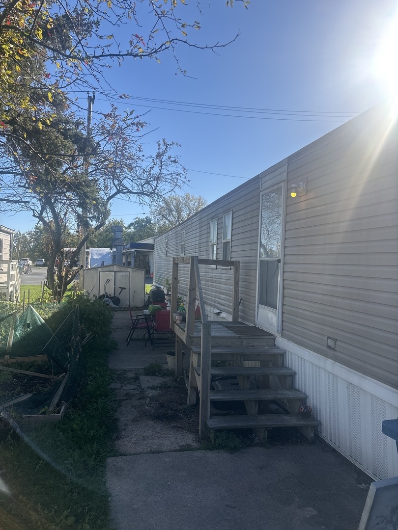1712 South Dixie Highway, Unit 47 Crete, IL 60417 - Photo 2 of 12 a view of a house with a yard