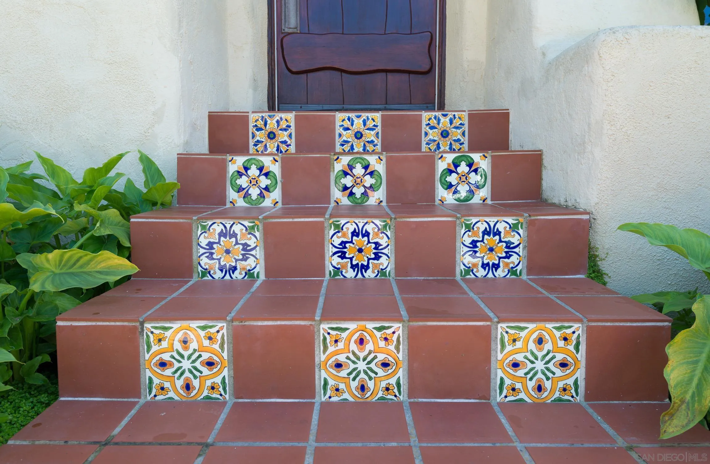 605 Arenas Street La Jolla, CA 92037 - Photo 4 of 25 a front view of a couch and a potted plant