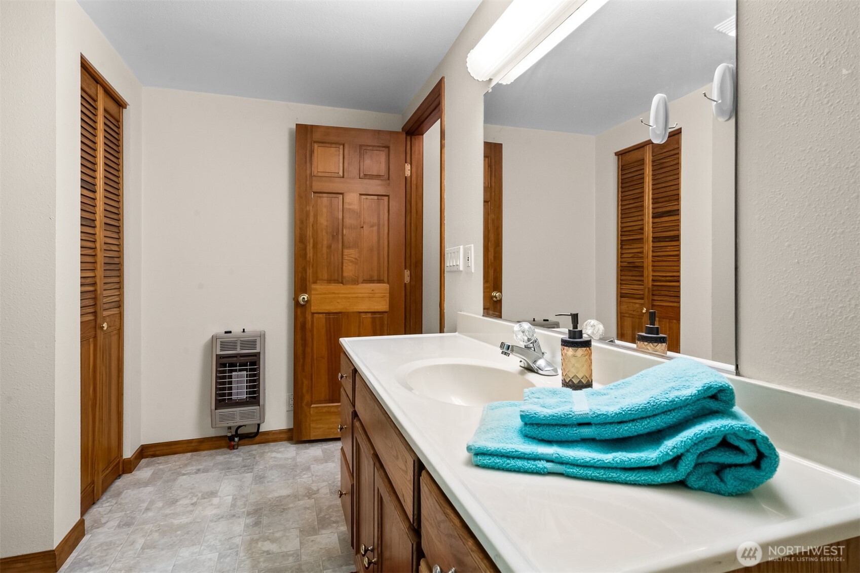 194 Piper Lane Chehalis, WA 98532 - Photo 14 of 40 a bathroom with a sink and a mirror