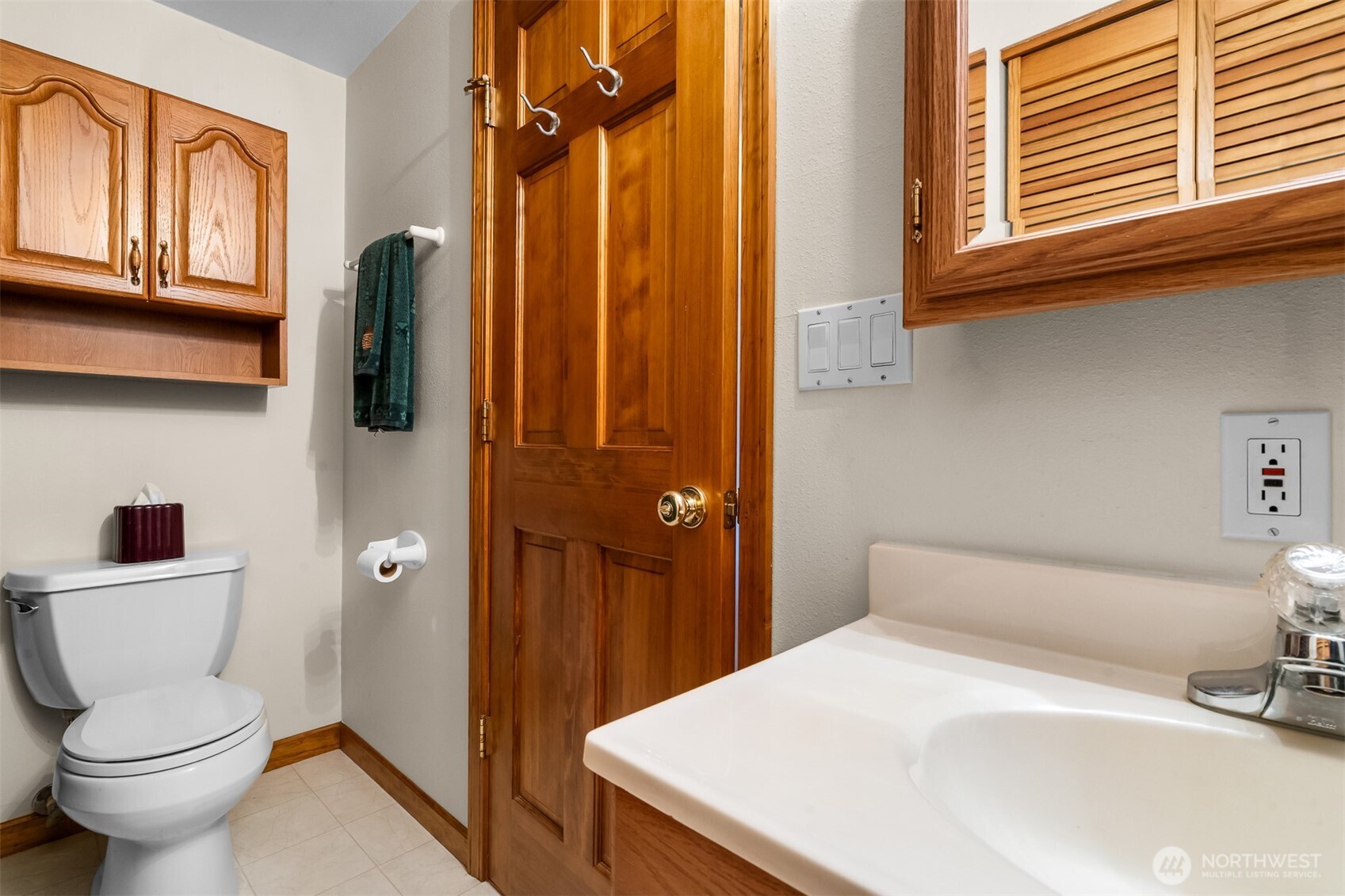 194 Piper Lane Chehalis, WA 98532 - Photo 18 of 40 a bathroom with a sink a toilet and shower