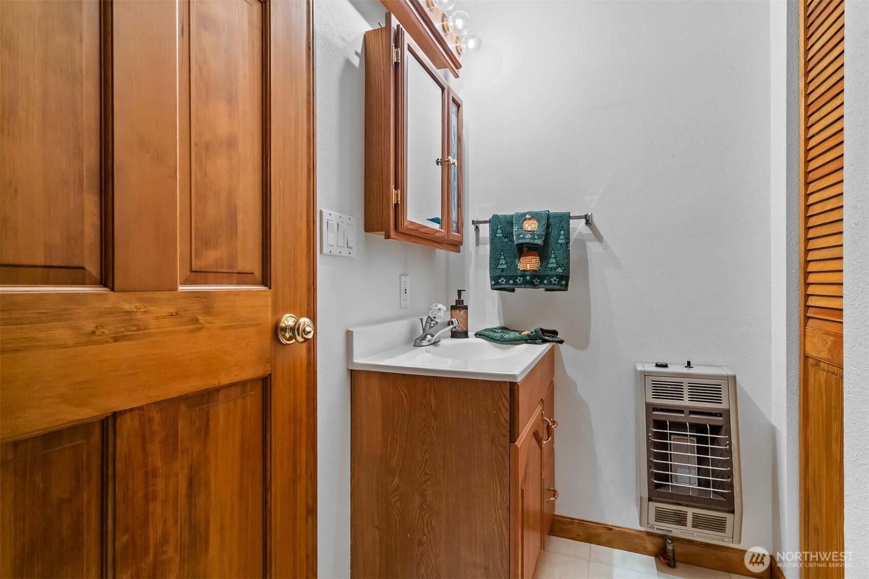 194 Piper Lane Chehalis, WA 98532 - Photo 19 of 40 a bathroom with a sink and a mirror