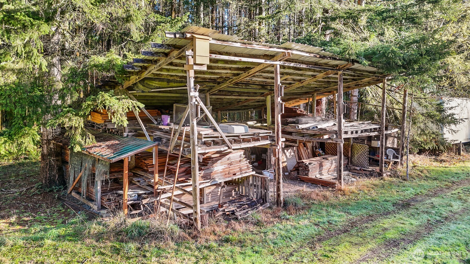 194 Piper Lane Chehalis, WA 98532 - Photo 36 of 40 a view of a chairs and table in a patio
