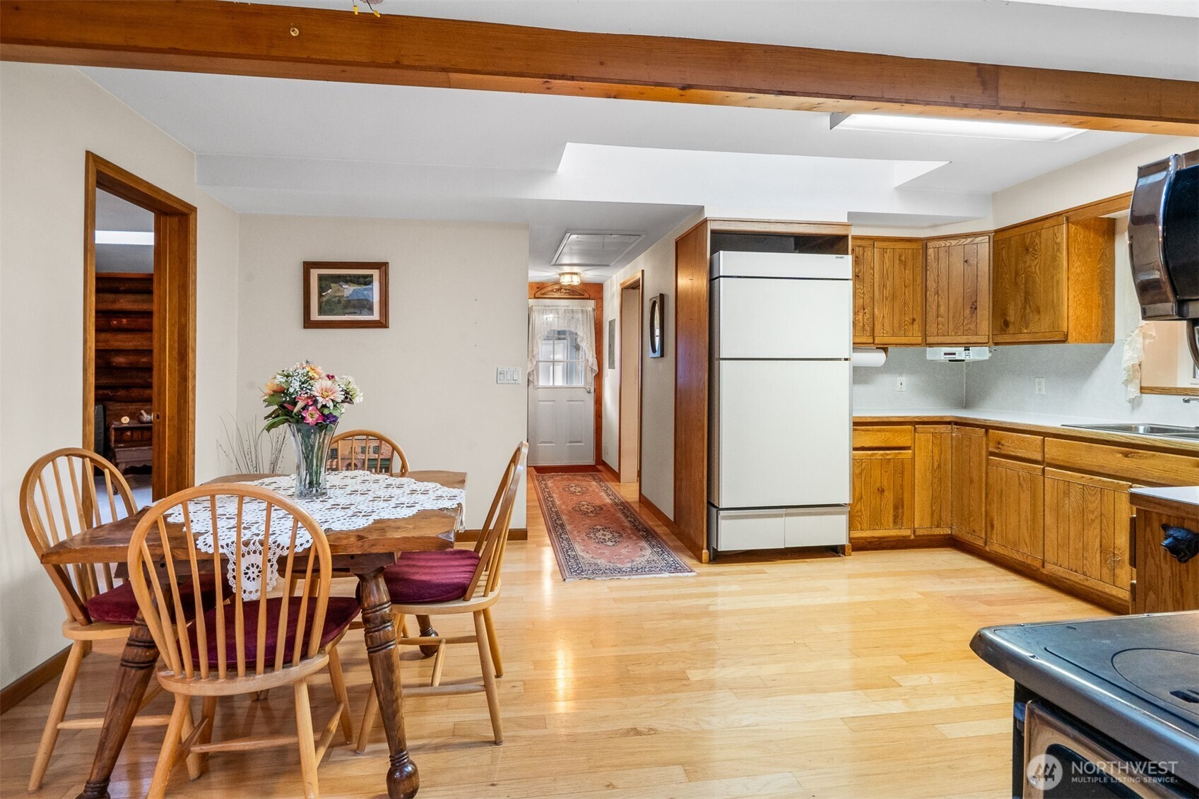 194 Piper Lane Chehalis, WA 98532 - Photo 8 of 40 a dining room with stainless steel appliances a dining table and chairs