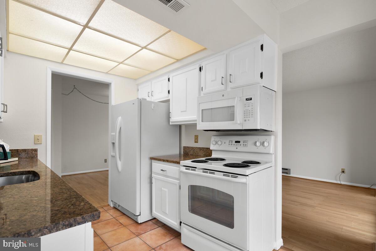 15311 Beaverbrook Court, Unit 902D Silver Spring, MD 20906 - Photo 14 of 30 Oven & Built-In Microwave & Side by Side Frige
