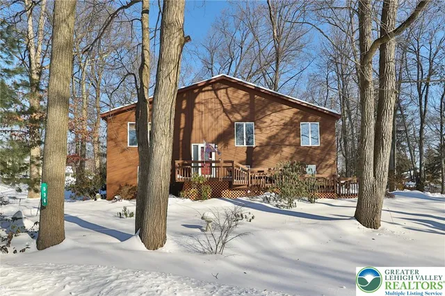 a view of a entrance gate of the house