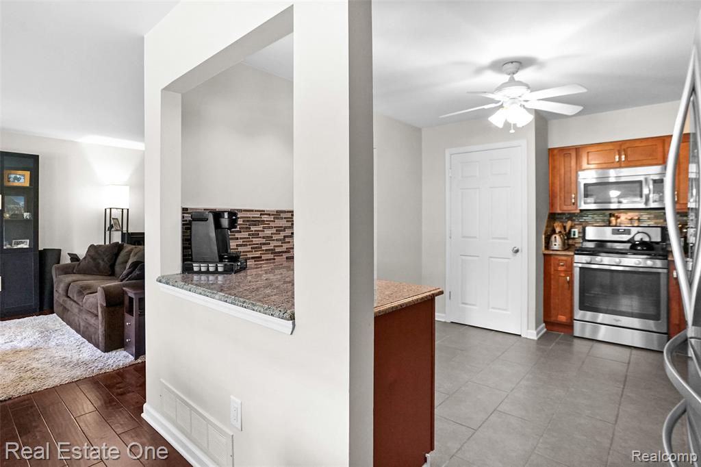751 Eastbridge Court Rochester Hills, MI 48307 - Photo 11 of 48