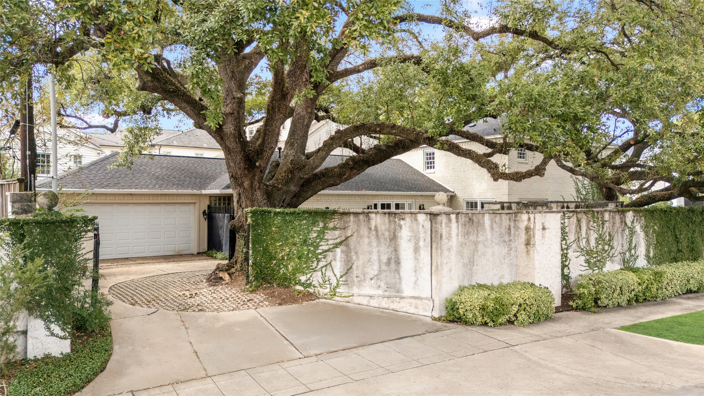 2105 Del Monte Drive Houston, TX 77019 - Photo 37 of 38 View of the driveway and garage with automatic gate.