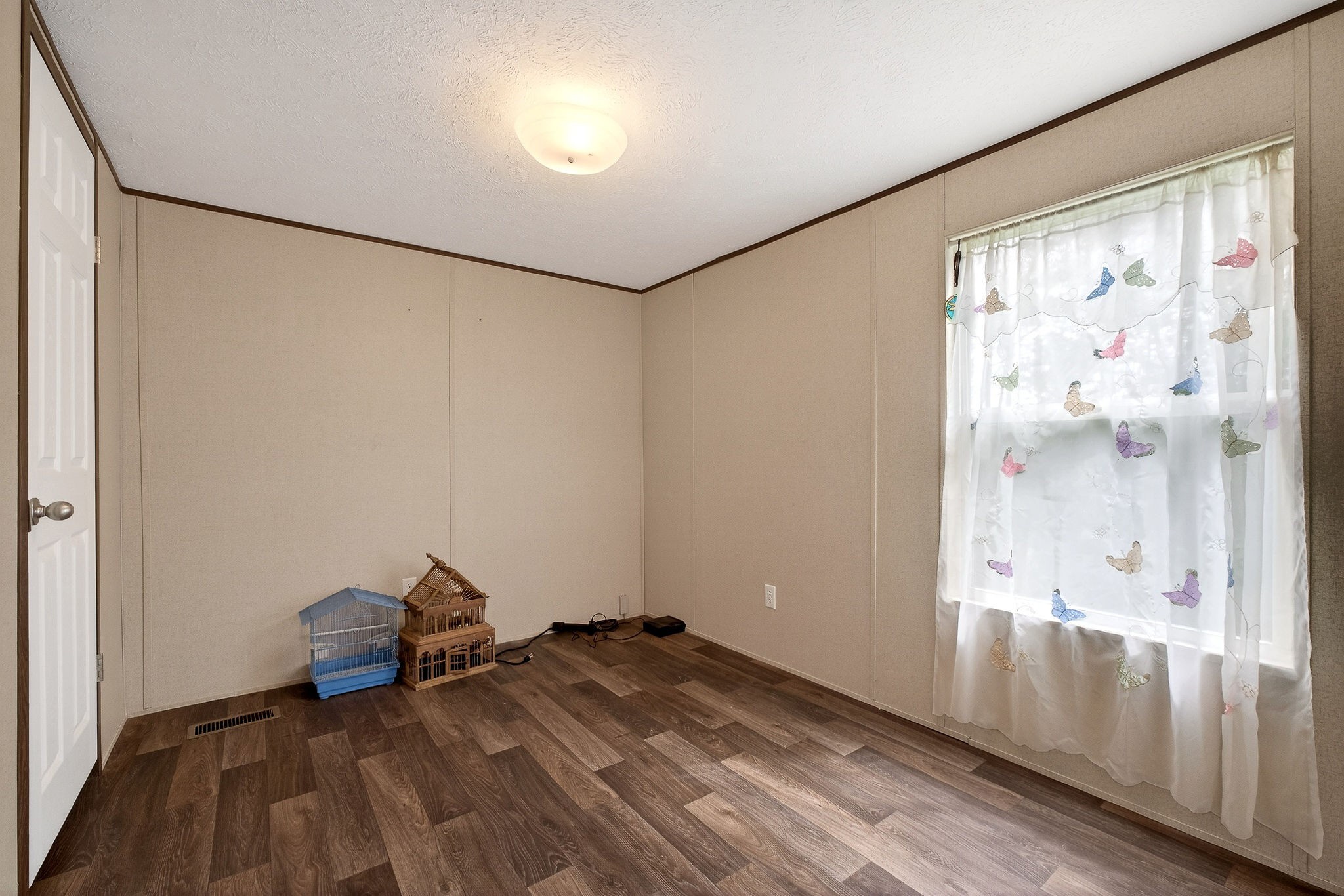 1237 Ridge Road Quebeck, TN 38579 - Photo 29 of 47 a view of a room with wooden floor and bench