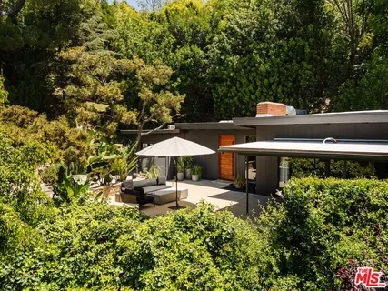 $1,550,000 | 15256 Rayneta Drive, Sherman Oaks, CA 91403