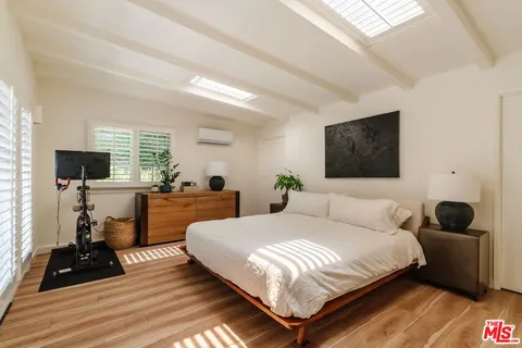 $1,550,000 | 15256 Rayneta Drive, Sherman Oaks, CA 91403