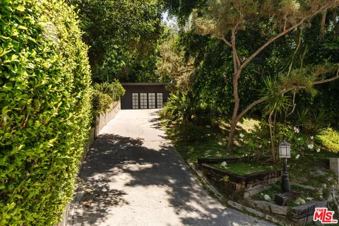 $1,550,000 | 15256 Rayneta Drive, Sherman Oaks, CA 91403