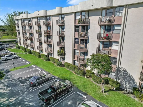 $1,300 | 2701 Riverside Drive, Unit 516B, Coral Springs, FL 33065