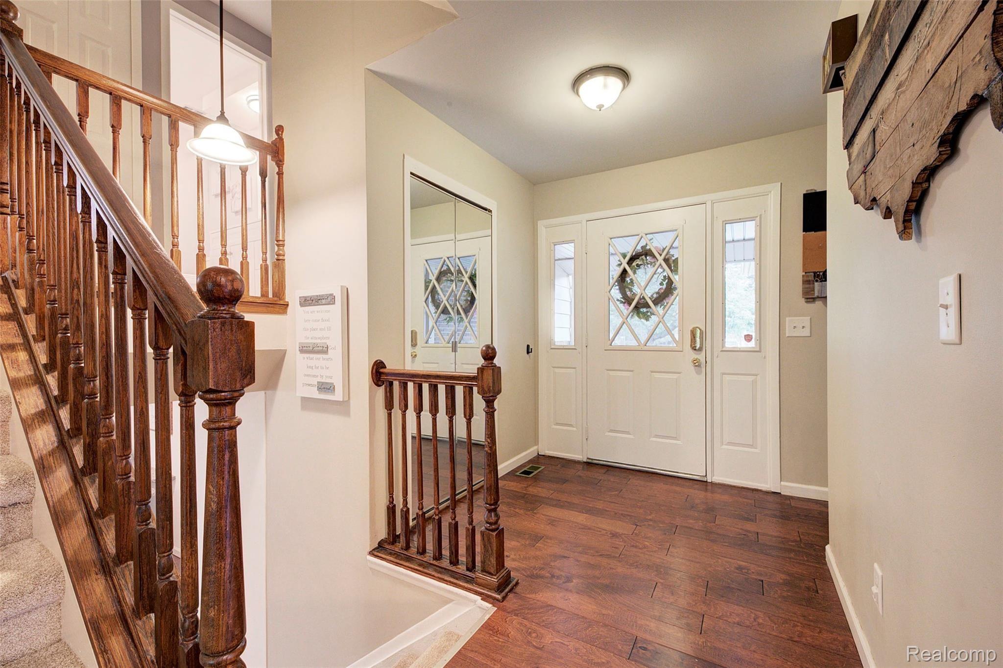 45800 Drexel Road Canton, MI 48187 - Photo 4 of 49 4 Entryway.jpg