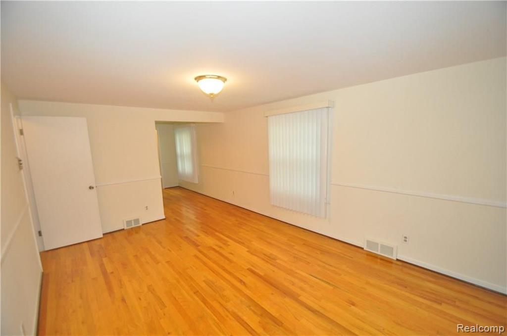 29511 Fox Grove Road Farmington Hills, MI 48334 - Photo 15 of 18