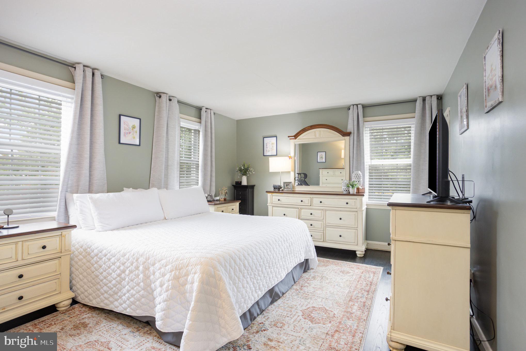 1500 Doxbury Road Baltimore, MD 21286 - Photo 19 of 36 a bedroom with a bed and a dresser