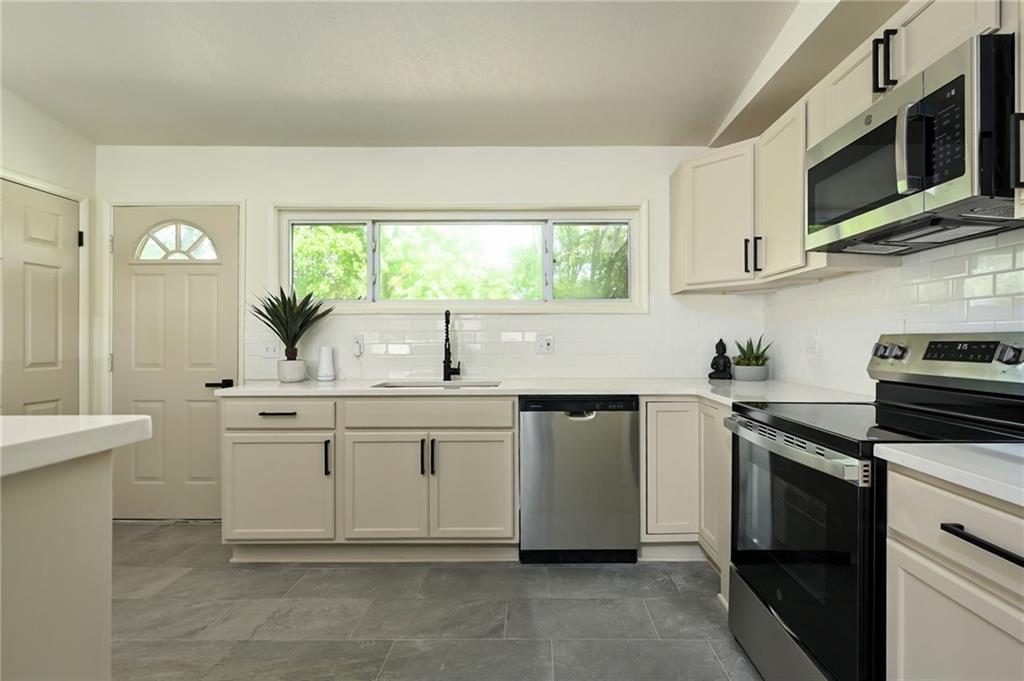 8605 Everett Street Raytown, MO 64138 - Photo 10 of 27