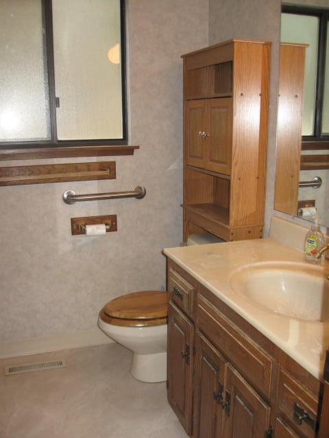 1310 Powell Creek Road Williams, OR 97544 - Photo 12 of 18 Guest Bath