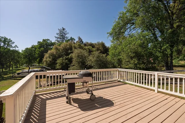 a view of a roof deck with wooden floor and fence