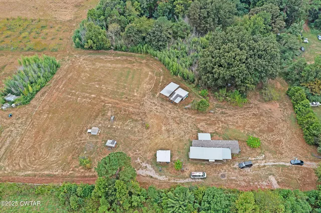 a view of a back yard
