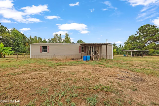 a view of a house with backyard and garden