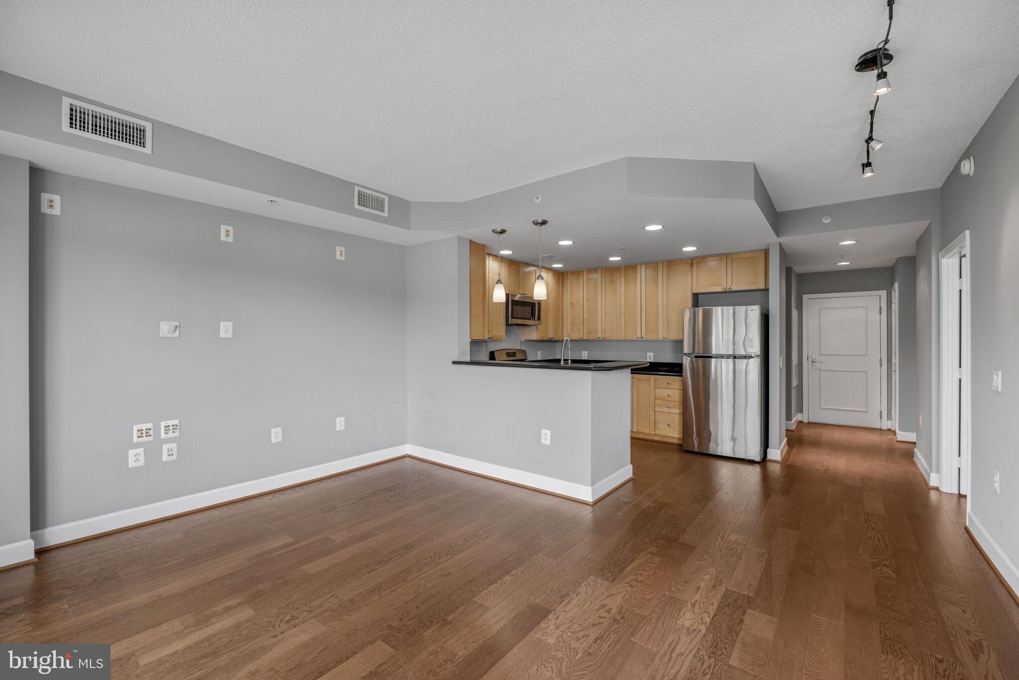 3600 South Glebe Road, Unit 613W Arlington, VA 22202 - Photo 16 of 36 Living Dining
