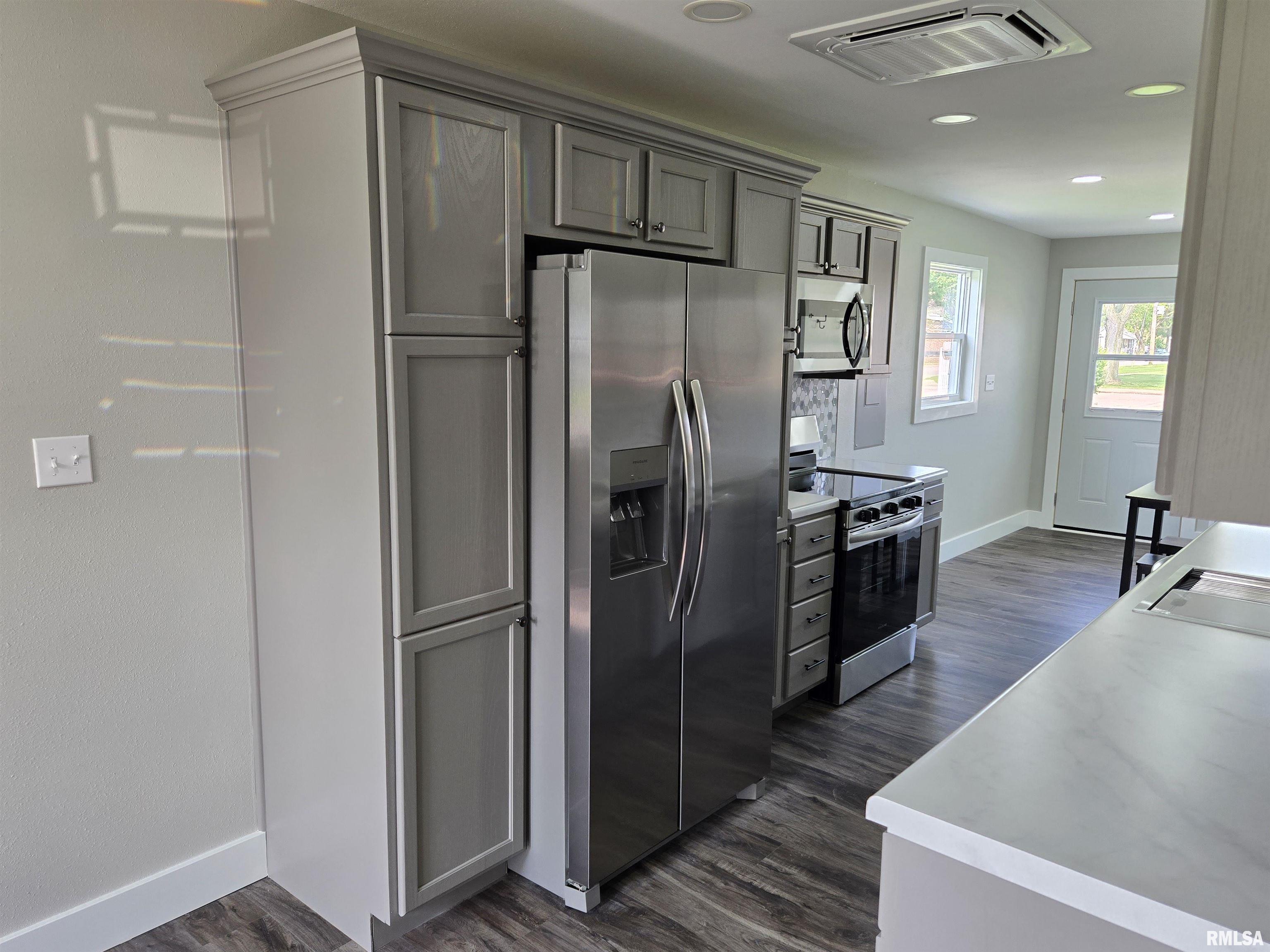 433 North Prairie Avenue Macomb, IL 61455 - Photo 4 of 15