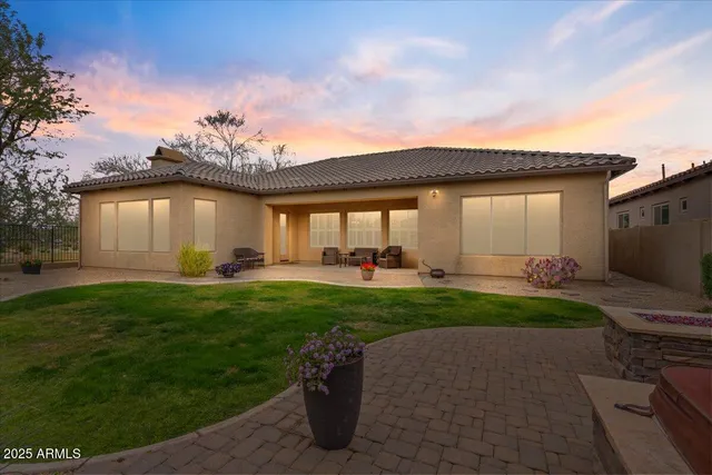 a view of a house with backyard and garden