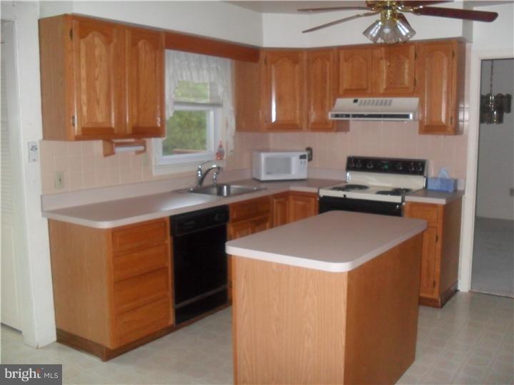 948 Crest Road Lansdale, PA 19446 - Photo 12 of 25 Kitchen