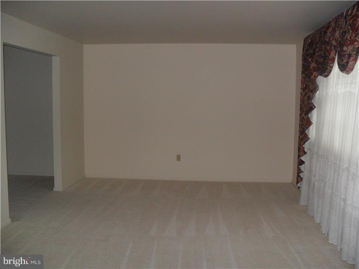 948 Crest Road Lansdale, PA 19446 - Photo 9 of 25 Living Room