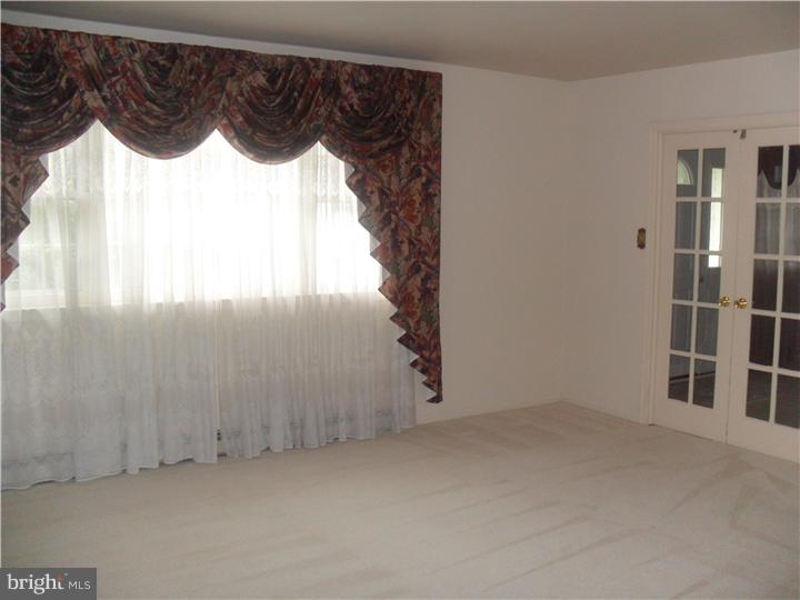 948 Crest Road Lansdale, PA 19446 - Photo 10 of 25 Living Room