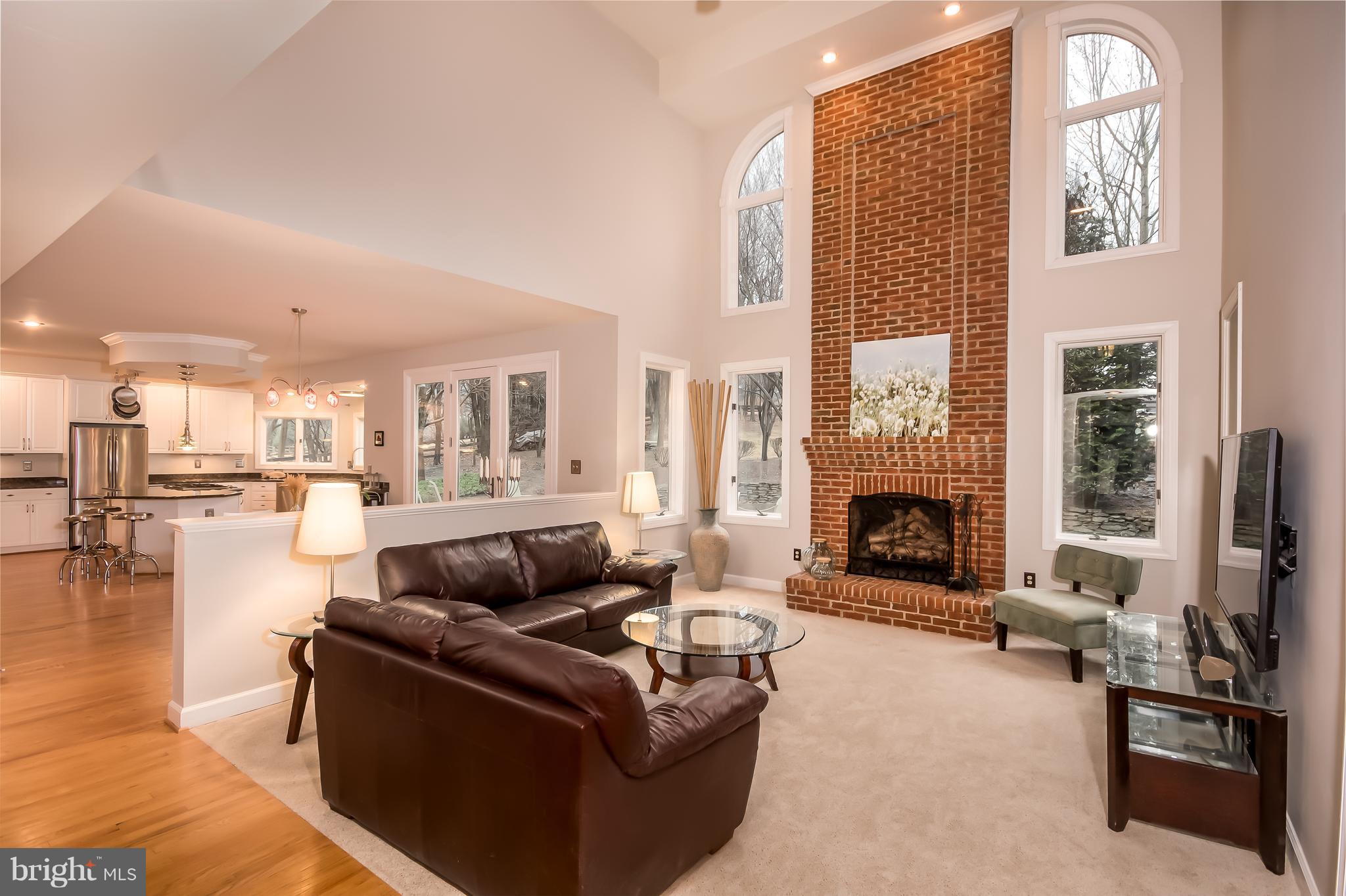 3111 Hunt Road Oakton, VA 22124 - Photo 4 of 30 Family Room w/ 2-story ceiling