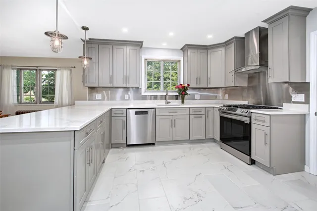 $1,378,000 | 2 Byworth Road, New Rochelle, NY 10804