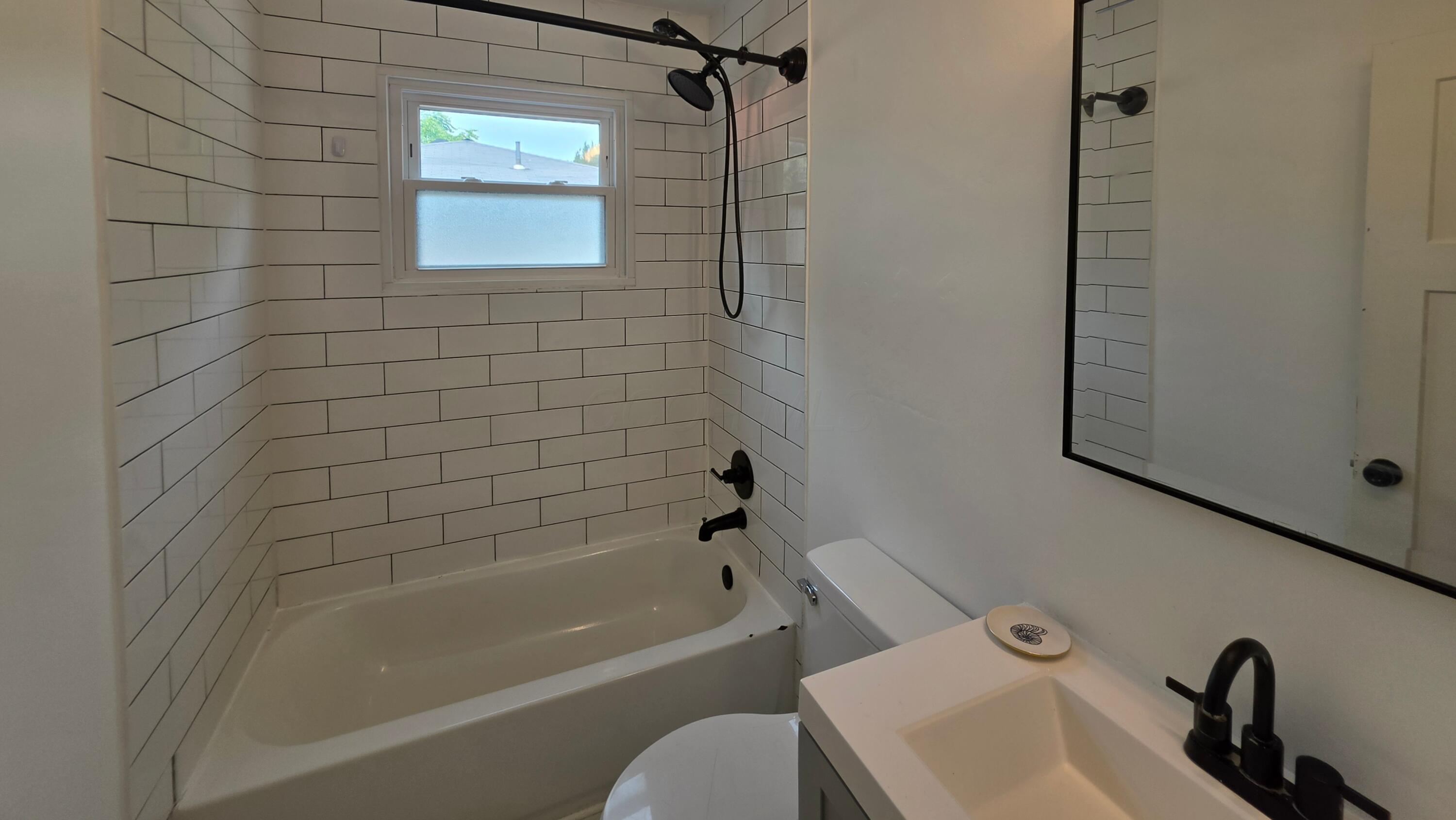 3137 Hillgate Road Columbus, OH 43207 - Photo 14 of 36 Bathroom