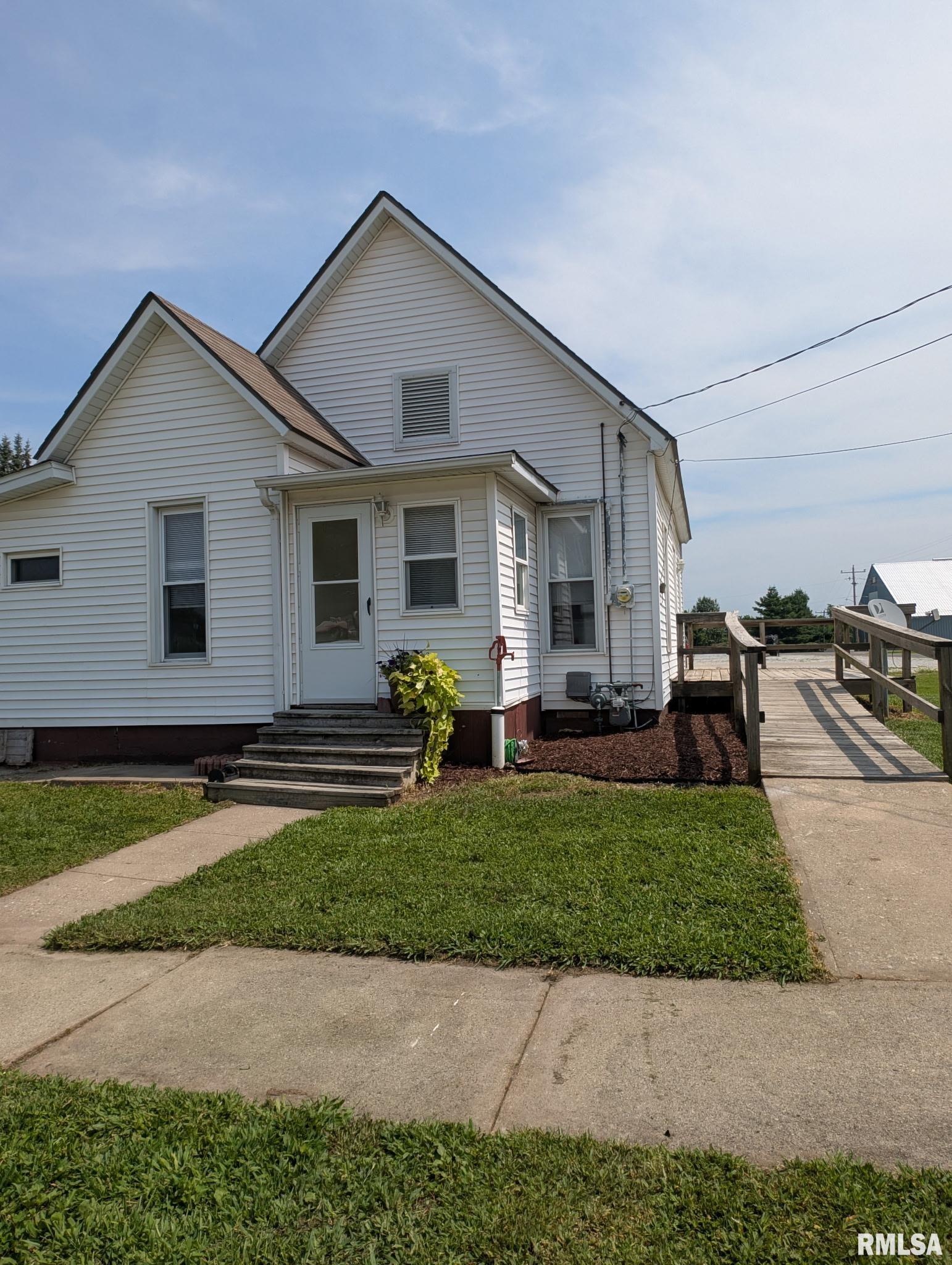 202 East Maple Street Stronghurst, IL 61480 - Photo 2 of 17