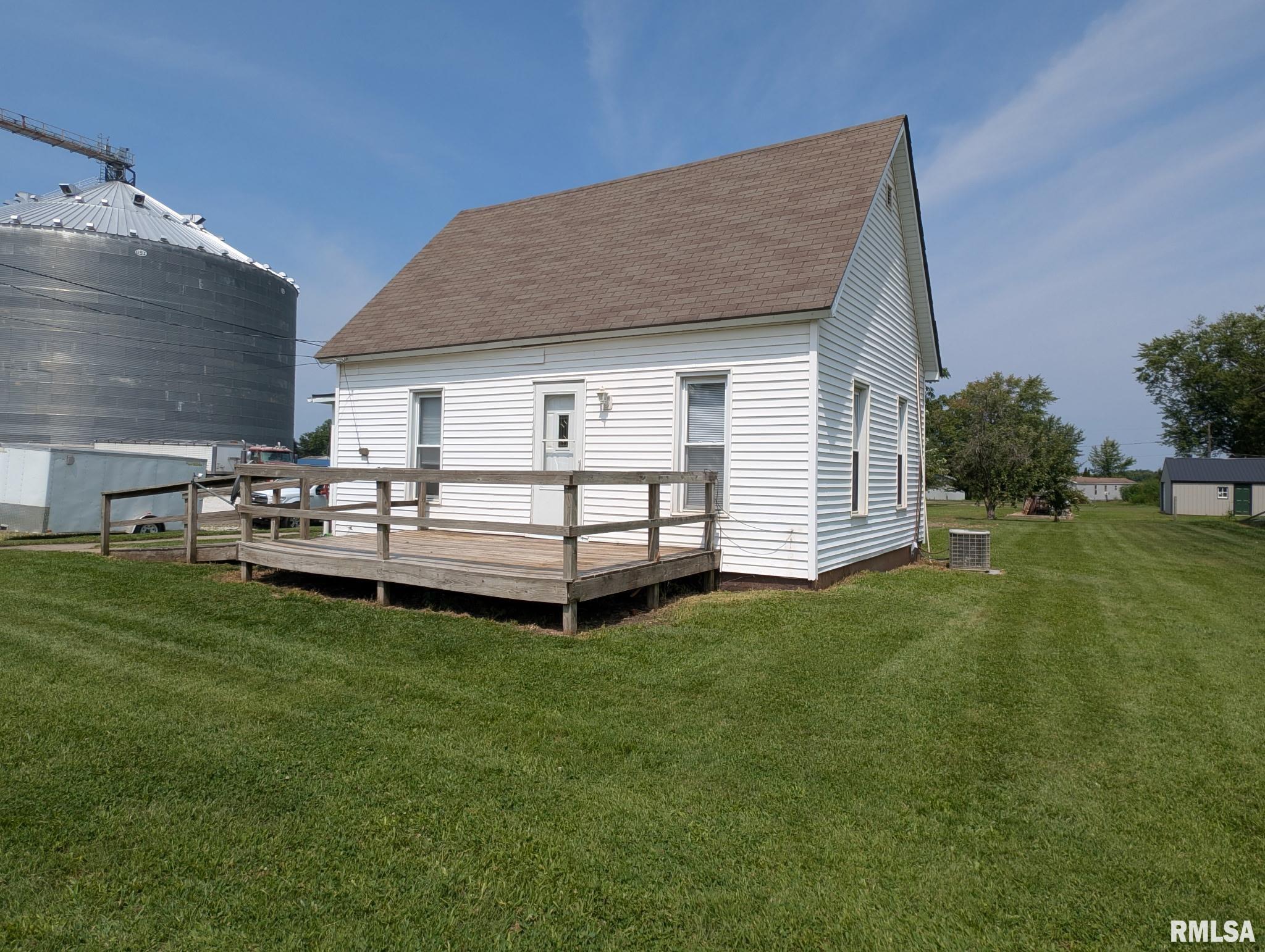 202 East Maple Street Stronghurst, IL 61480 - Photo 3 of 17