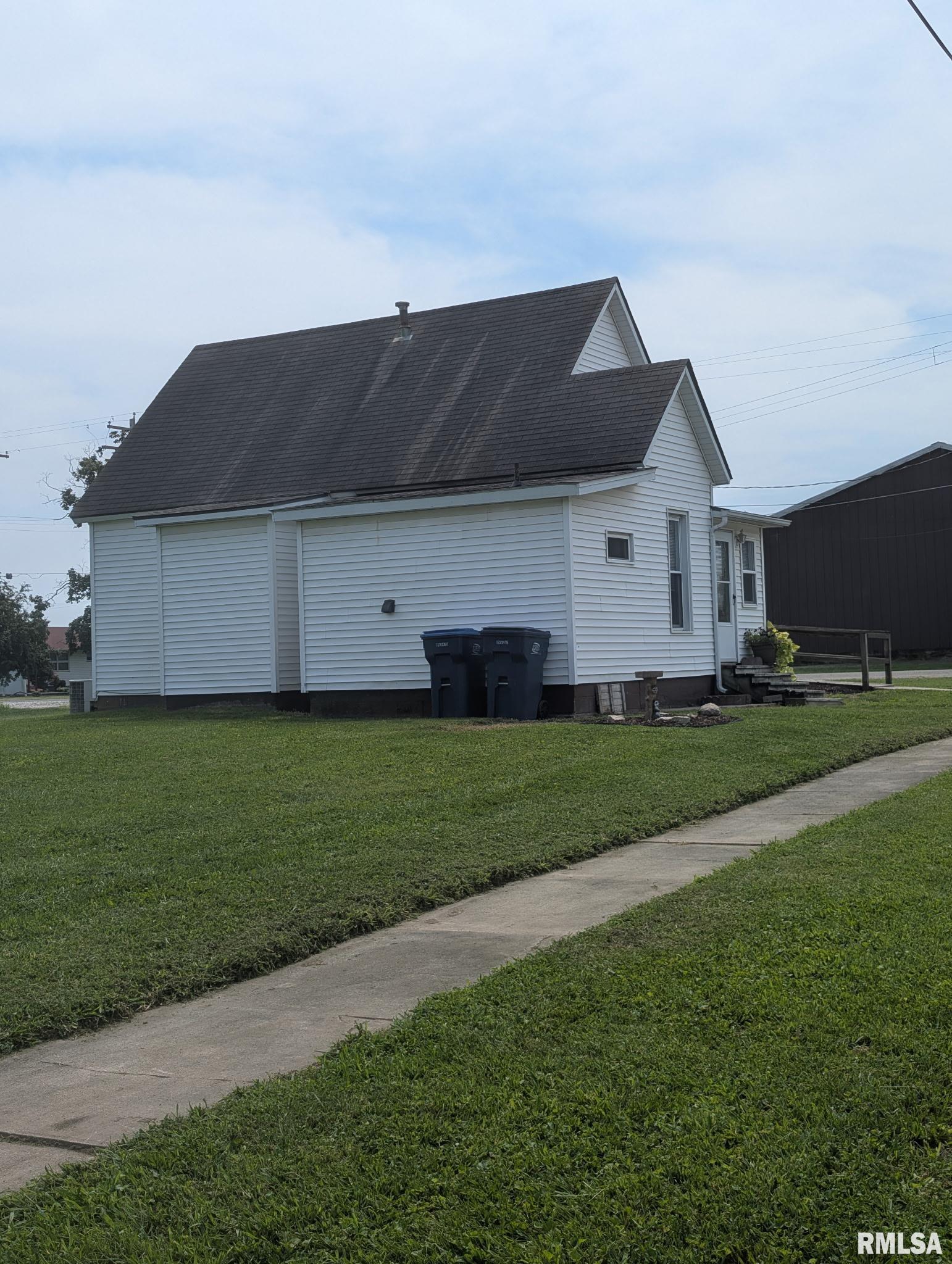 202 East Maple Street Stronghurst, IL 61480 - Photo 4 of 17