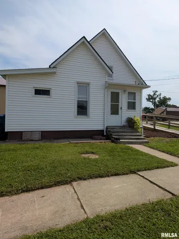 $67,500 | 202 East Maple Street, Stronghurst, IL 61480
