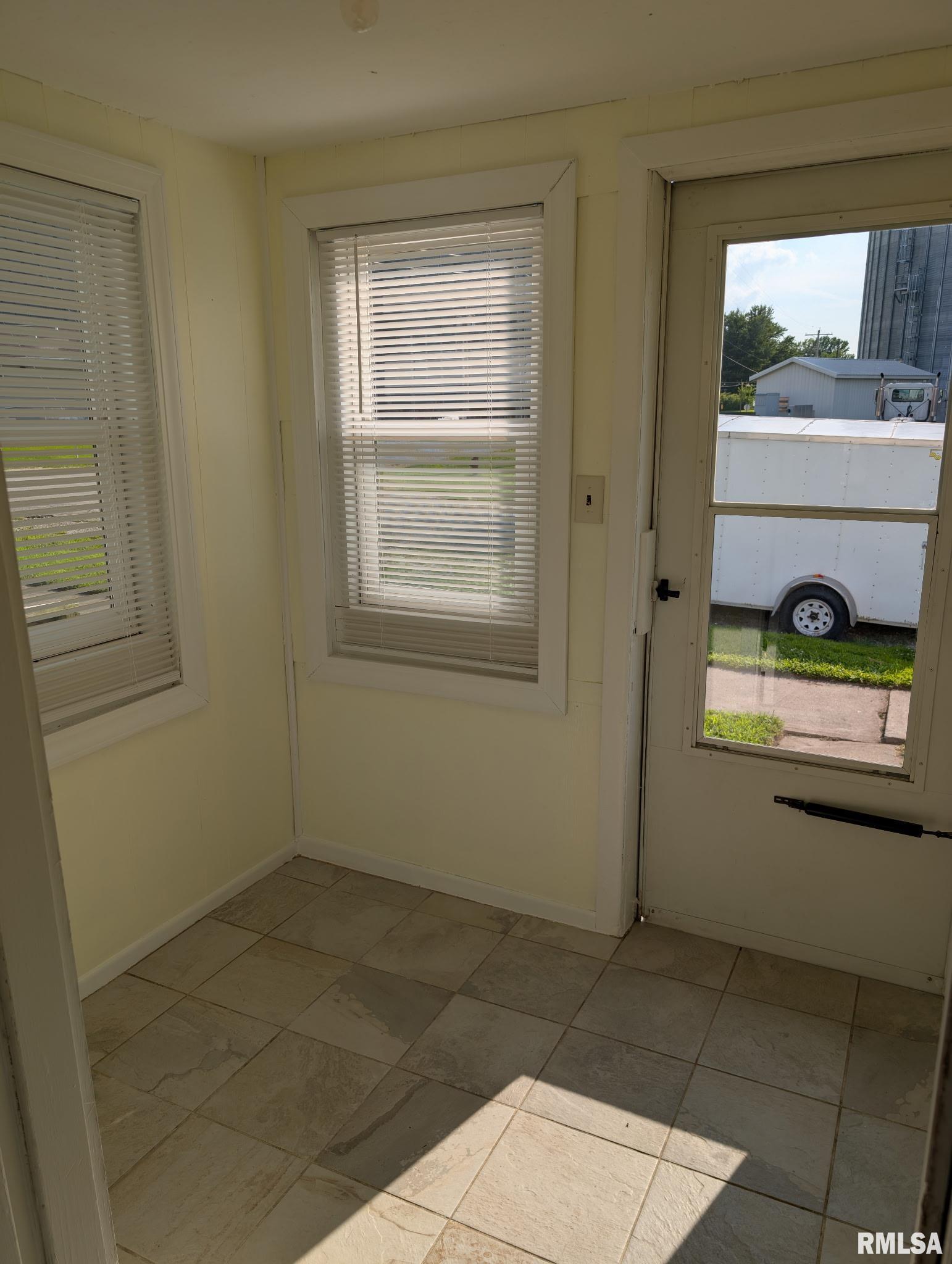 202 East Maple Street Stronghurst, IL 61480 - Photo 7 of 17