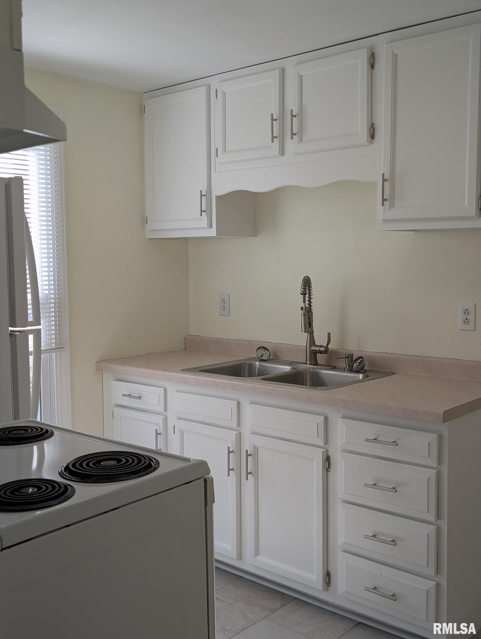 202 East Maple Street Stronghurst, IL 61480 - Photo 9 of 17