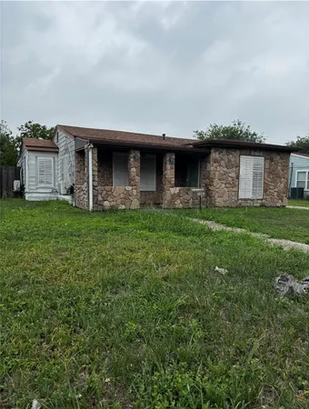 $1,300 | 1241 Cambridge Drive, Corpus Christi, TX 78404