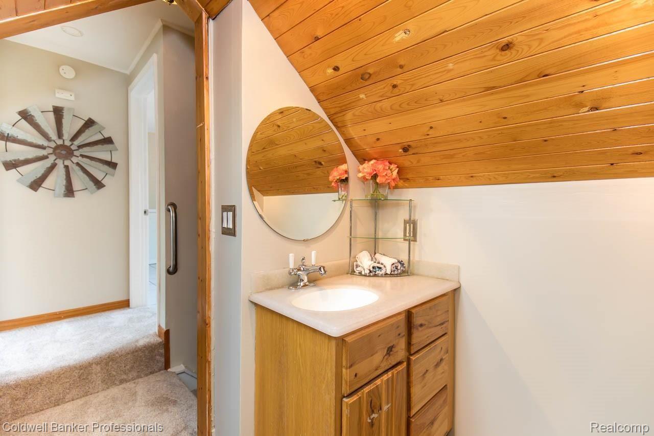 3342 Pershing Street Wayne, MI 48184 - Photo 32 of 32 Upper level full bathroom